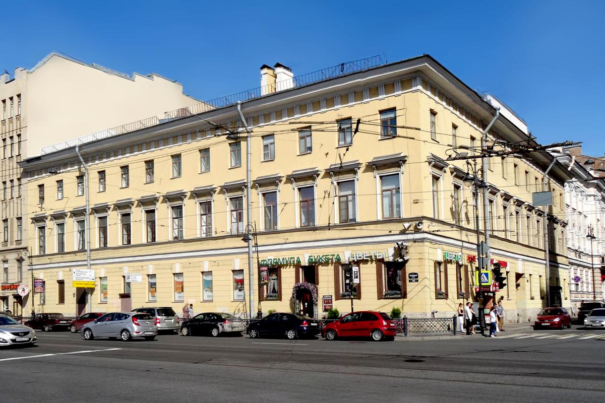 Здание бывшего Штаба Департамента Корпуса военных поселений на углу Кирочной улицы и Литейного проспекта в Санкт-Петербурге. 2020-е годы
