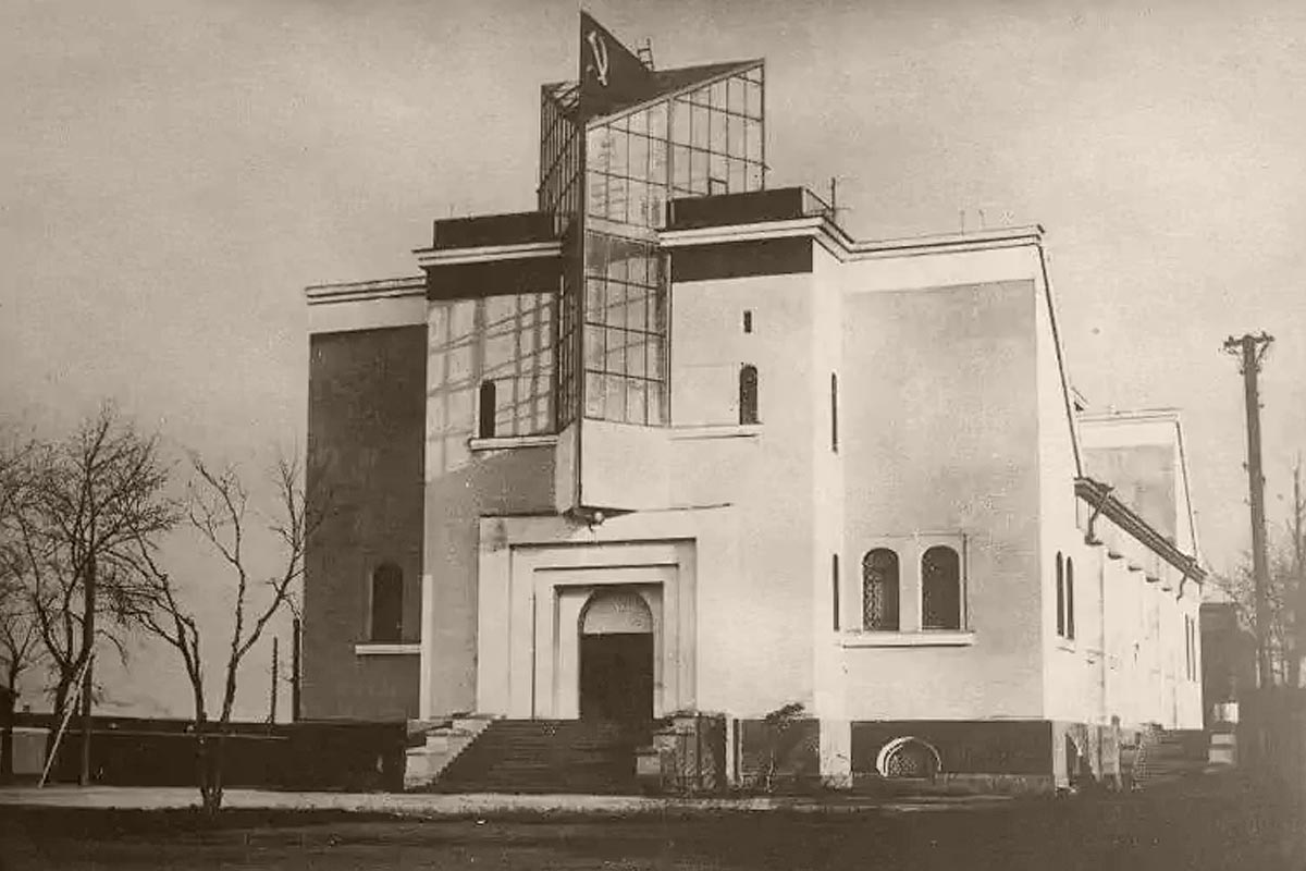 Церковь была реконструирована по проекту архитектора А.С. Никольского под «Зал имени Ильича», в дальнейшем – клуб «Красный Путиловец», Фотография 1930-х годов