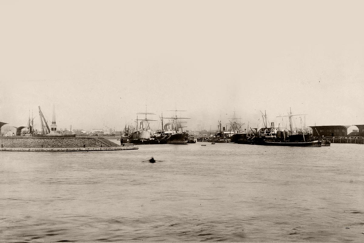 Морской канал. Вид на Гутуевский ковш. Фотография около 1890-го года