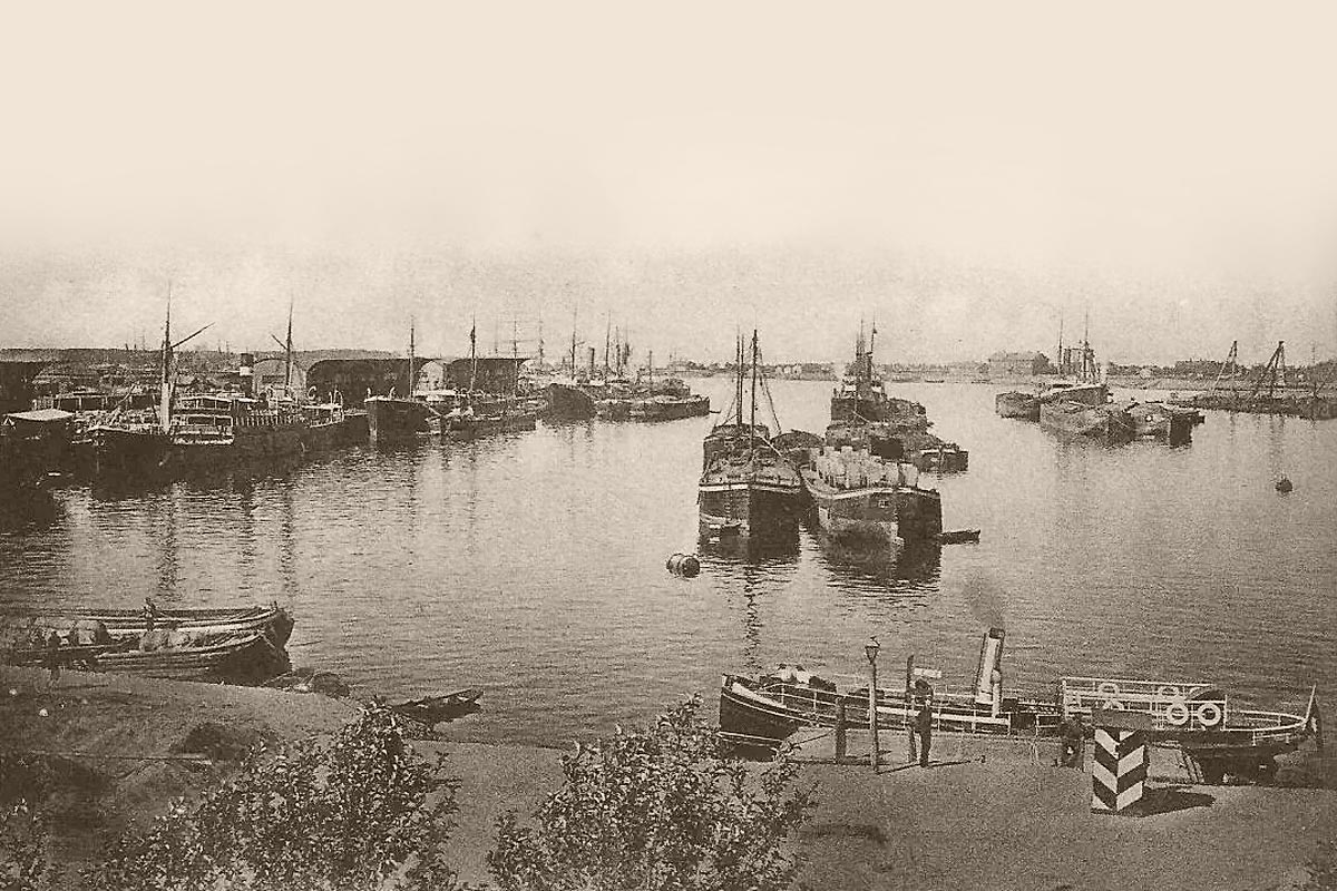 Морской канал. Вид на Гутуевский ковш. Фотография около 1890-го года