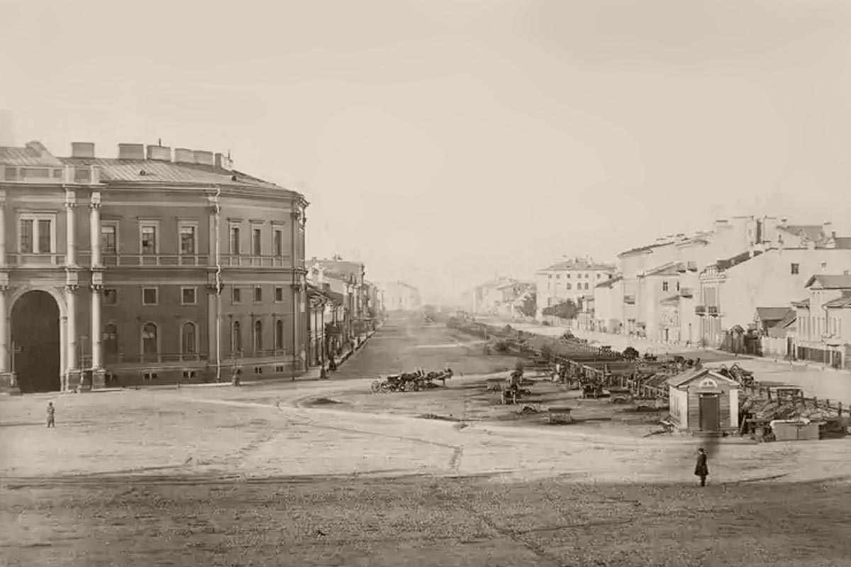 Набережная Лиговского канала рядом с Николаевским вокзалом. Фотография 1860–1890-е годов. Название Лиговская улица появилось только в 1892 году, когда был засыпан канал. Позднее улица стала проспектом, а вокзал переименовали в Московский